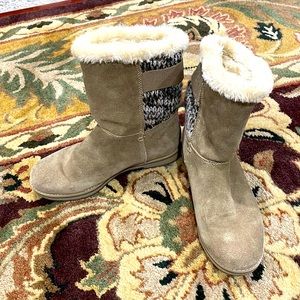 Light brown snow boots.